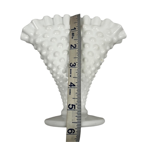 FENTON vintage Milk Glass Scalloped Hobnail Fan vase - Picture 7 of 8